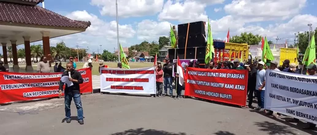 Insentif RT/RW Diputuskan Sepihak, Puluhan Massa Geruduk Kantor Bupati Blitar
