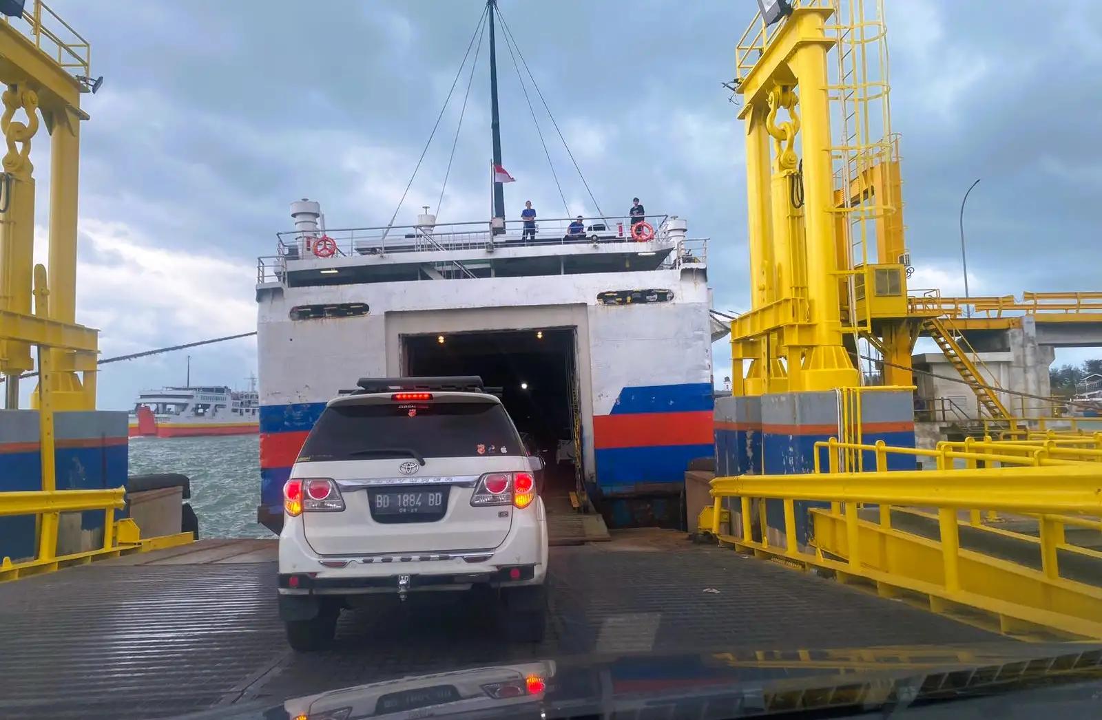 Sejumlah kendaraan roda empat saat hendak memasuki kapal di Pelabuhan Merak, Banten (Foto: MI/Nuramin)