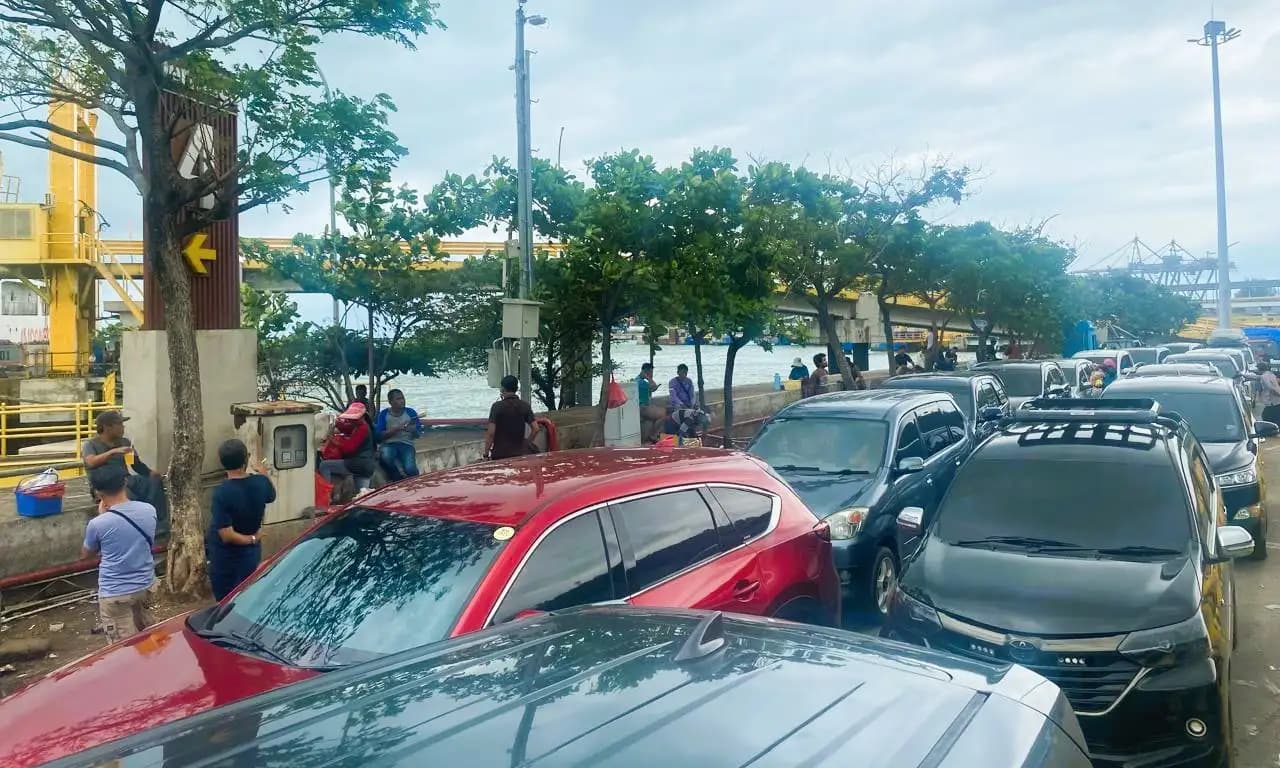 Antrean kendaraan roda empat di Pelabuhan Merak saat hendak memasuki kapal (Foto: MI/Nuramin)