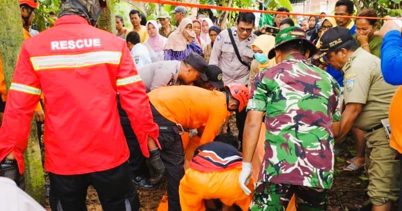 Jenazah Korban Bunuh Diri Dalam Sumur Telah Dievakuasi