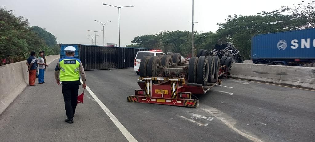 Truk Kontainer Terguling-Melintang di Tol JORR Exit Semper