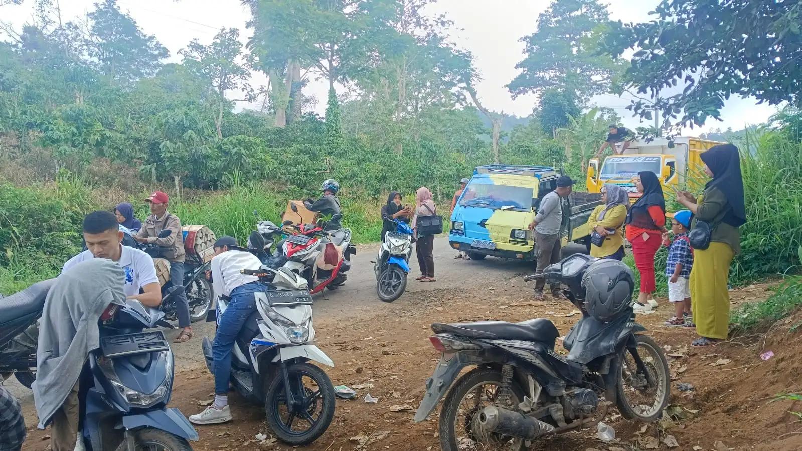 Para pengendara sepeda motor menunggu jalur dibuka di Talang Besi, Lampung