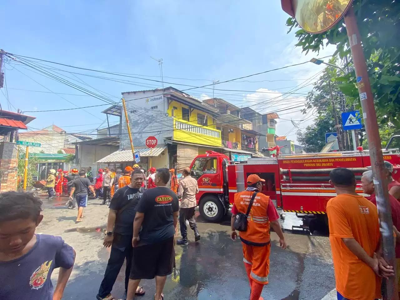 Petugas kebakaran berjibaku padamkan api