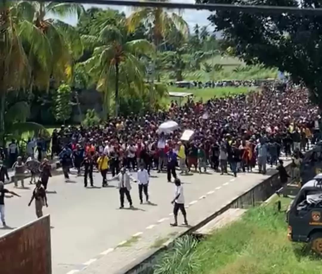 Jenazah Lukas Enembe tiba di Bandara Sentani, Jayapura, Provinsi Papua, Kamis (28/12/2023) pukul 09.20 WIT (Foto: Istimewa)