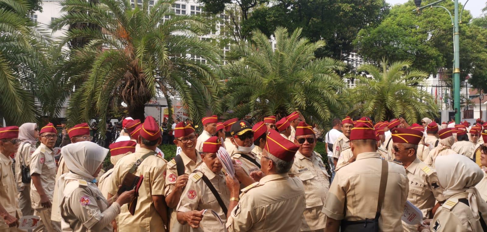 Jelang Pendaftaran Prabowo-Gibran, Banyak Veteran di Seputaran KPU RI