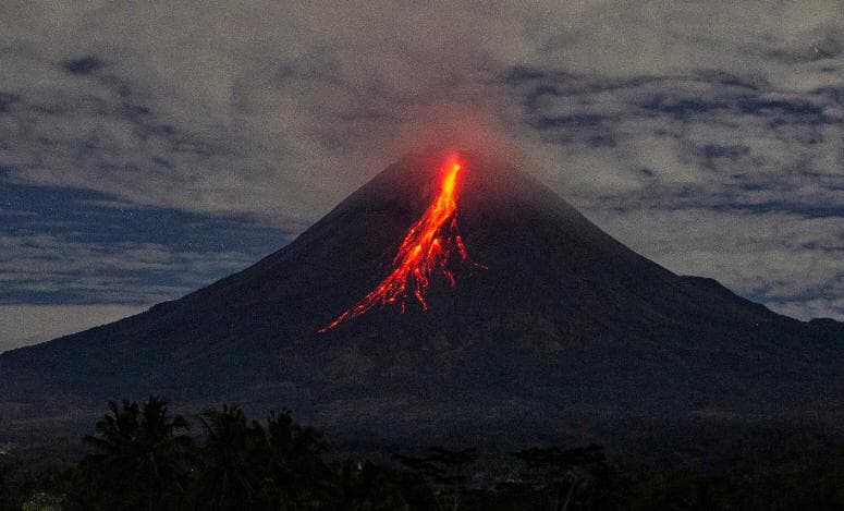Gunung Merapi Luncurkan 3 Kali Guguran Lava Sejauh 1,5 Kilometer
