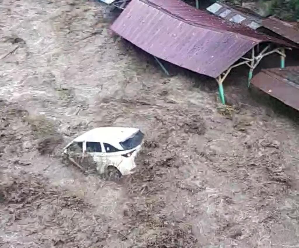 Banjir Bandang Terjang Kawasan Wisata Pemandian Alam Sembahe Deli Serdang