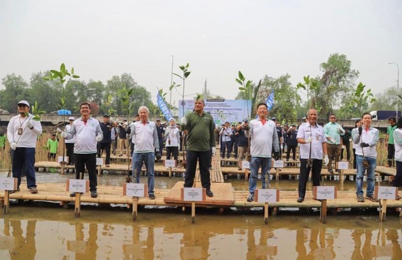 Bayu Meghantara dan Juaini Yusuf Tanam 5000 Pohon Mangrove CSR PT Yamaha Indonesia Motor Manufakturing