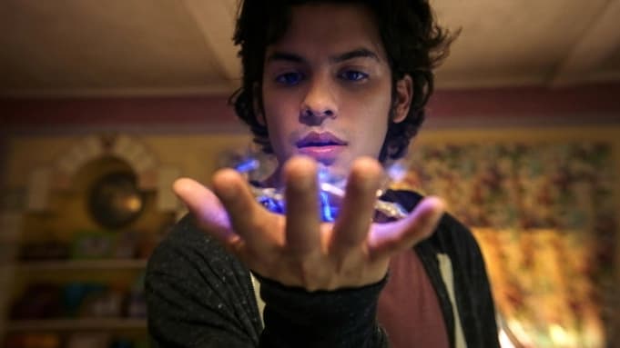 Trailer Blue Beetle Perkenalkan Jaime Reyes dengan Baju Besi Super