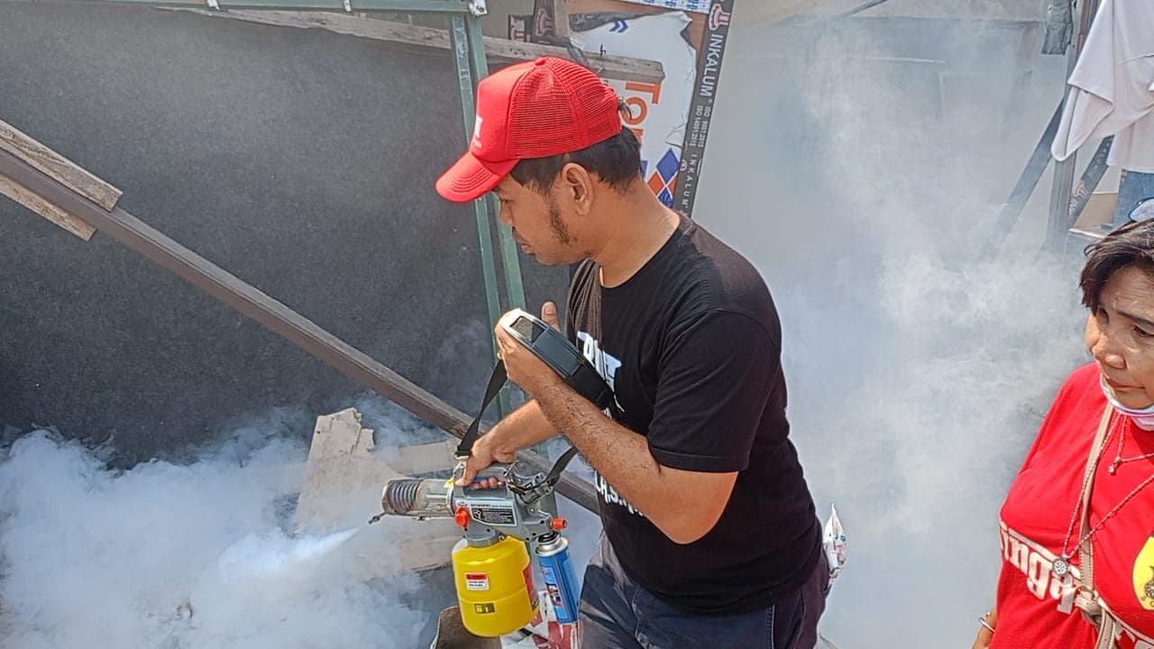 Sambut HUT Kemerdekaan RI ke-78, Bobi Sagala Fogging Gratis Kelurahan Kramat Jati
