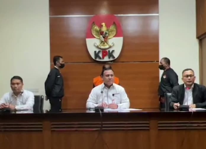 7 Bulan Buron, Akhirnya Bupati Mamberamo Tengah Pakai 'Baju Baru' KPK!