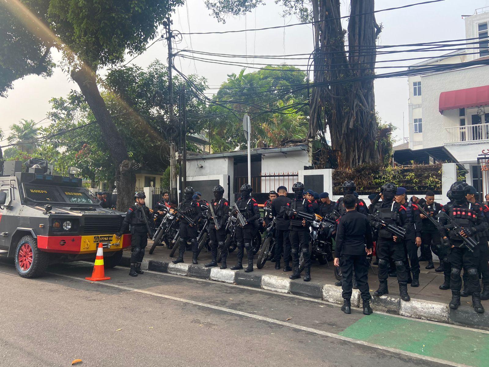Jelang Pendaftaran Prabowo-Gibran, Kendaraan Lapis Baja Disiagakan di Gedung KPU