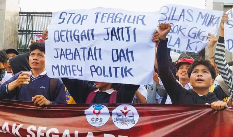 Ribuan Pemuda Lakukan Aksi Penolakan Hak Angket di Depan Gedung DPR