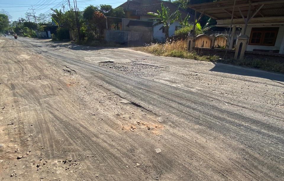 Jalan Rusak di Desa Sawahan Butuh Perhatian DPUBM Kabupaten Malang