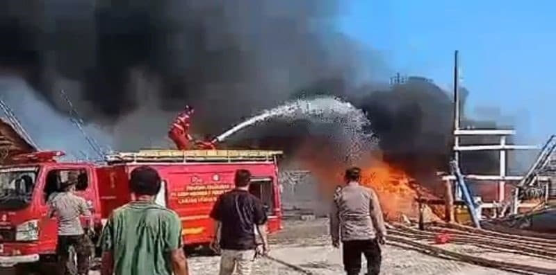 Petugas Padamkan Kebakaran Dua Kapal Nelayan di Muara Pilu Bakauheni