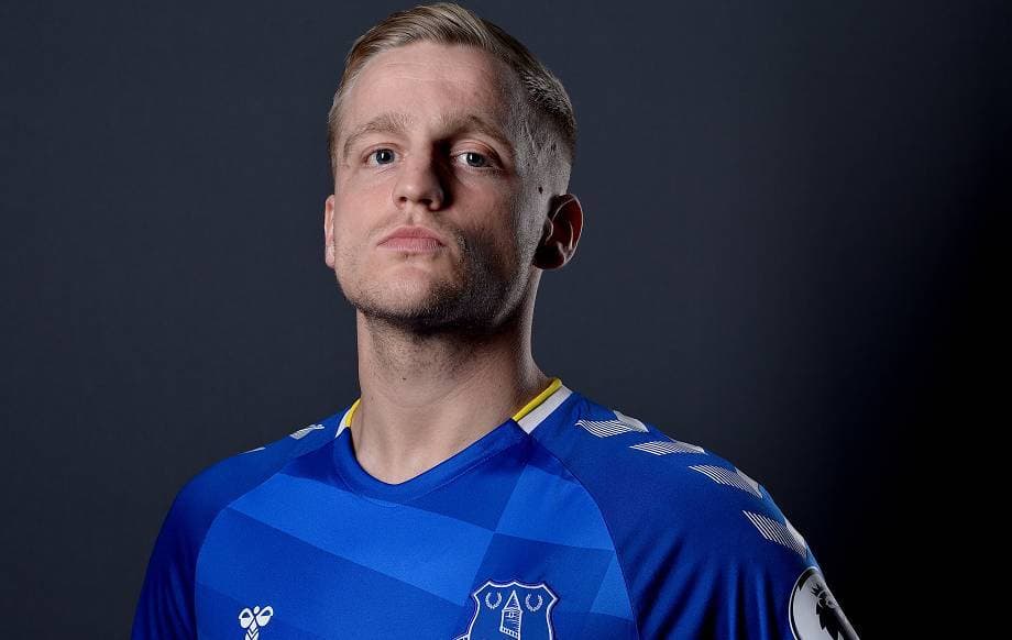 Everton Datangkan Van de Beek dari Manchester United