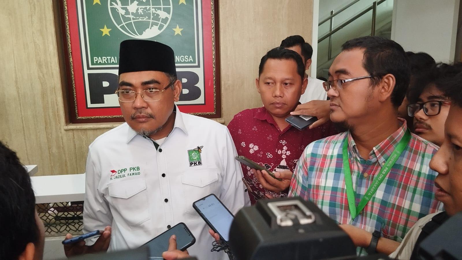 Kekuasaan Efeknya Luar Biasa: Orang Lewat Saja Minggir