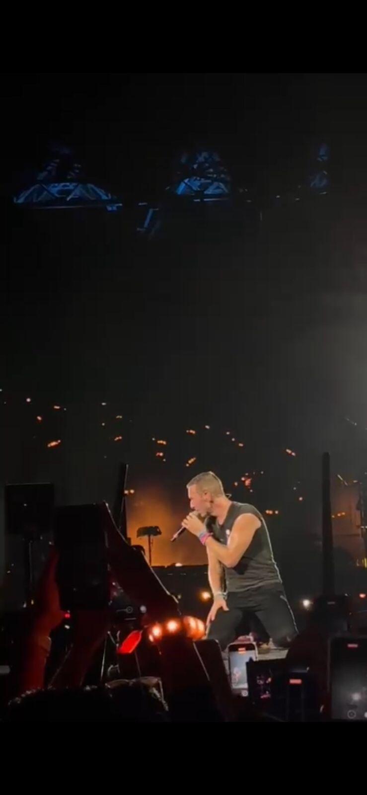 Coldplay Ganti Bendera Pelangi Dengan Warna Putih Bertuliskan Cinta