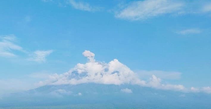 Erupsi Gunung Semeru Dengan Letusan Setinggi 900 Meter