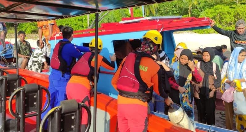 Mesin Kapal Rusak, Basarnas Natuna Evakuasi 30 Pelajar