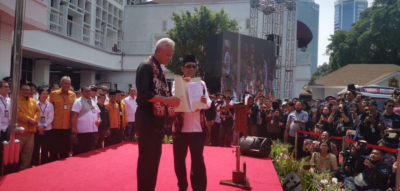 Kata Ganjar Soal Beda Warna Baju dengan Mahfud