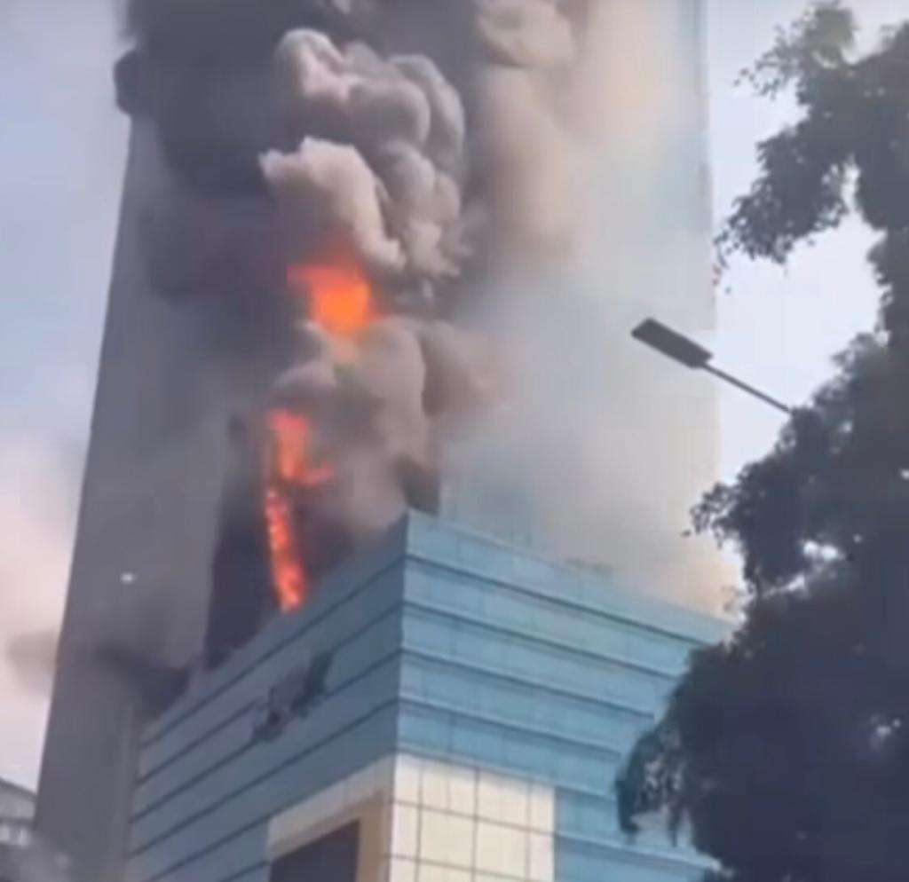 Kebakaran Gedung K-Link Tower Jaksel, 20 Unit Damkar Dikerahkan
