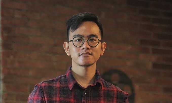 Baliho Gibran 'Wakil Presiden 2024' Terpasang di Cilacap