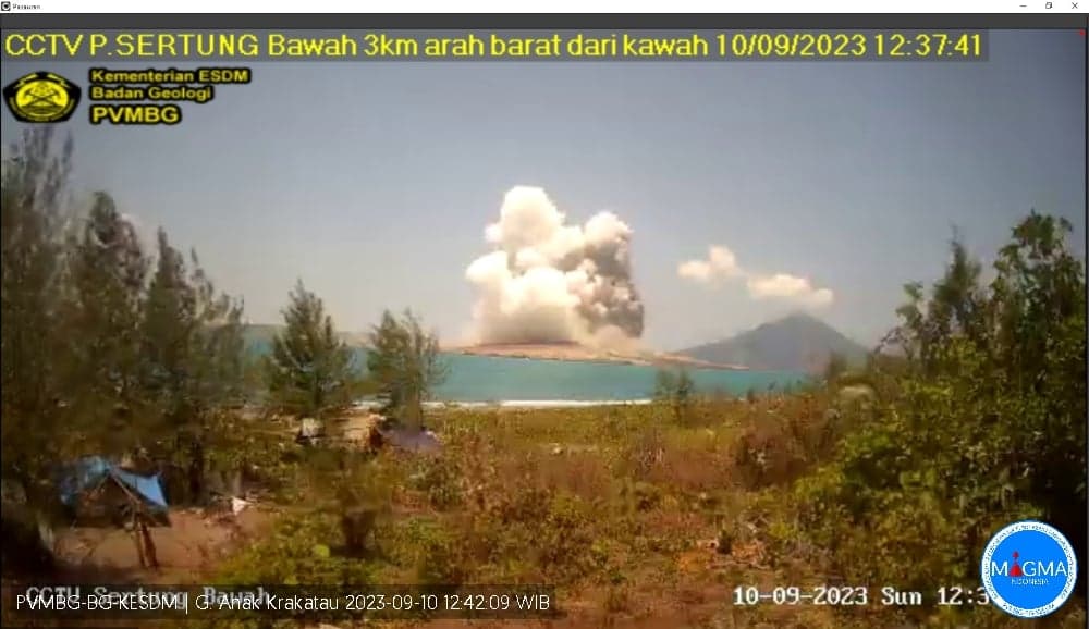 Gunung Anak Krakatau Erupsi, Semburkan Abu Setinggi 1.000 Meter