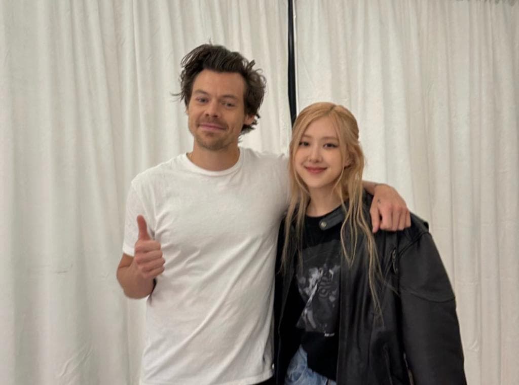 Rose BLACKPINK Unggah Foto Bareng Harry Styles