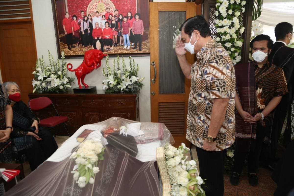 Luhut: Seluruh Hidup Pak Sabam Sirait Didedikasikan untuk Republik