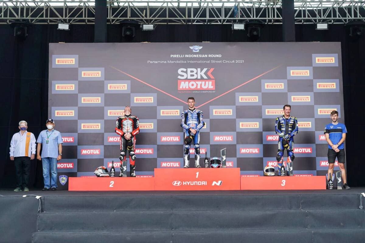 Bamsoet Bersama Presiden FIM Asia Serahkan Trofi Pemenang Race 2 Pirelli Indonesian Round World Super Sport 2021