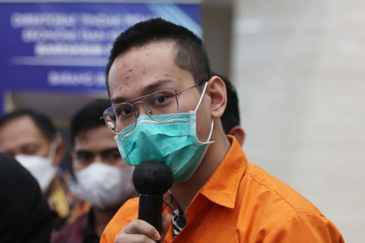 Jalani Sidang Perdana, Indra Kenz Didakwa Pasal Berlapis