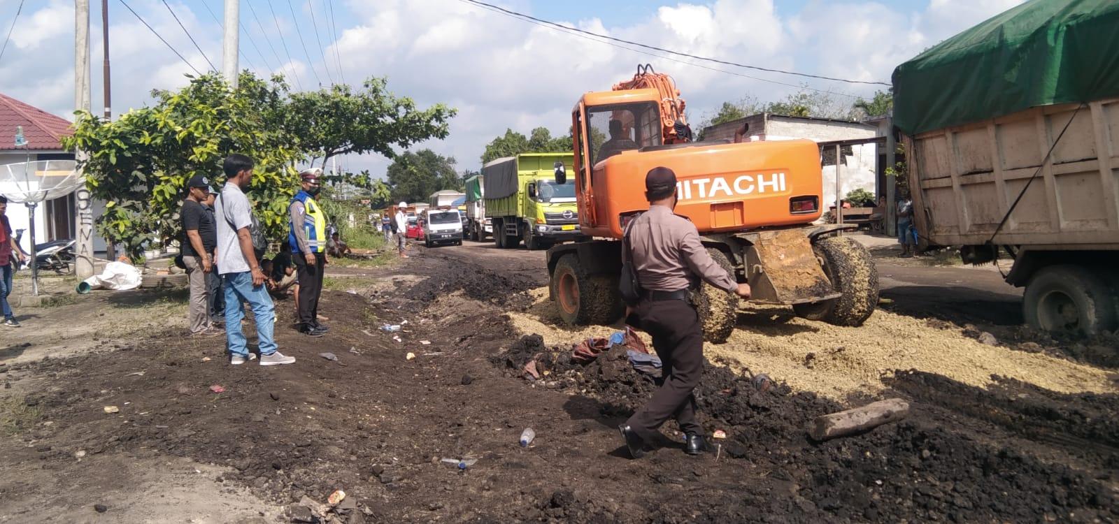 Jalan Hancur, Jalur Lintas Tengah Sumatra Macet Panjang 
