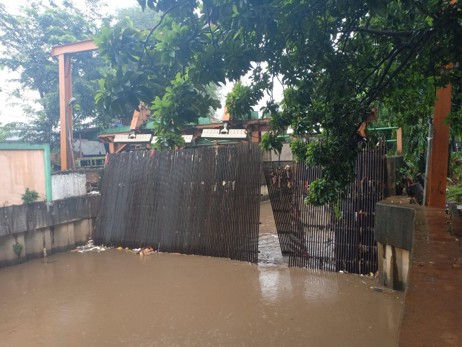 Saringan Sampah di Kali Cipinang dan Kramat Jati Tak Berfungsi!