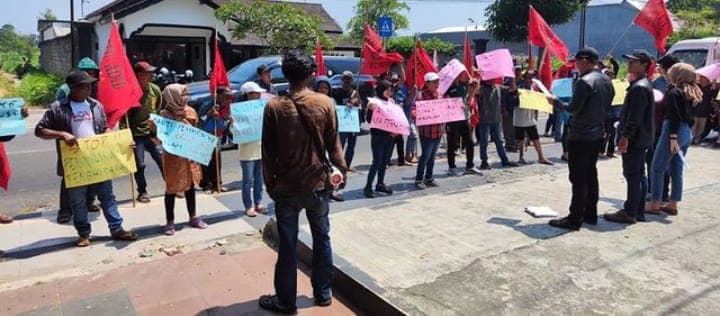 Ratusan Petani Geruduk DPRD Kabupaten Blitar Tuntut Transparansi Tata Kelola Perkebunan