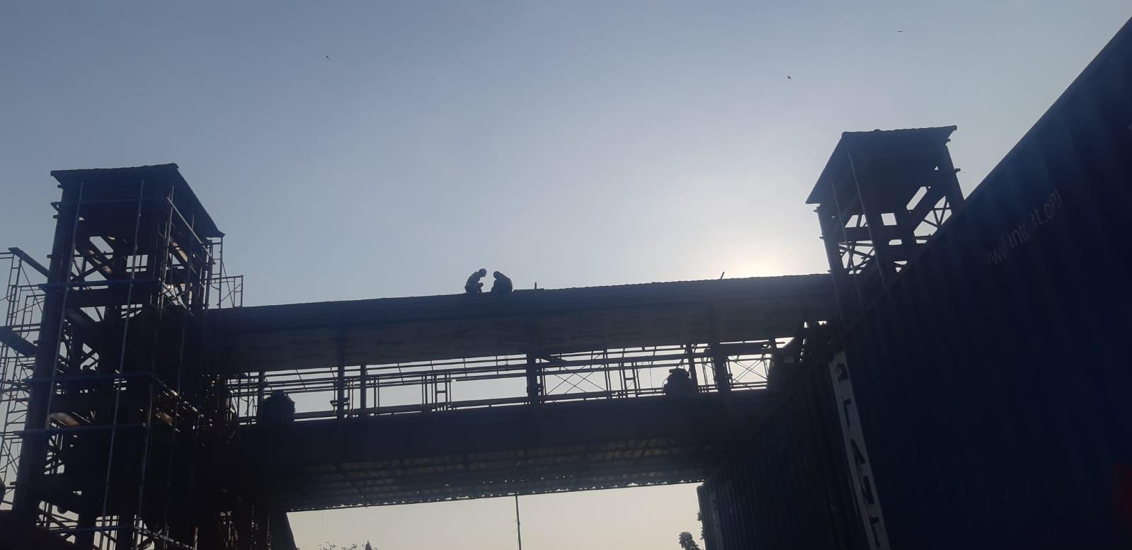 Pekerja JPO di Cilincing Jakut Tak Pakai Safety Belt, Dishub Kemana?