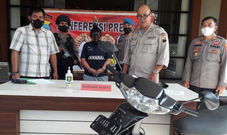 Seorang Perempuan Nekat Mencuri Sepeda Motor Demi Kebutuhan Hidup