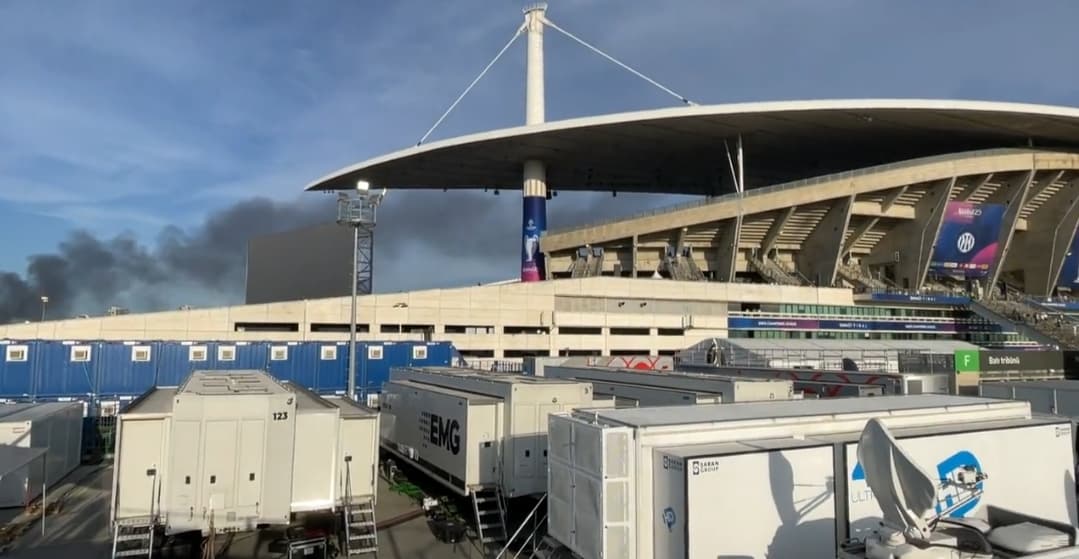 Kebakaran Tak Jauh dari Stadion Final Liga Champions, Asap Masuk Lapangan!