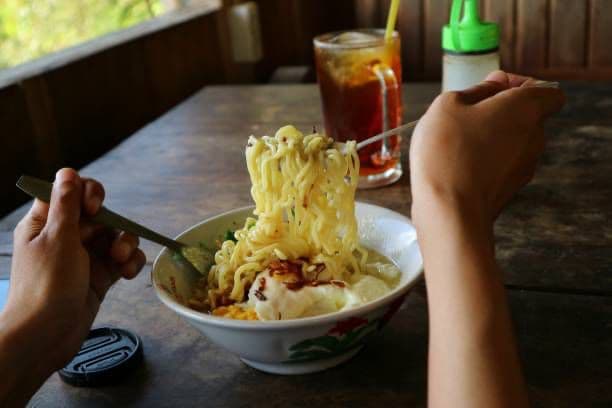 Bahaya Makan Mie Instan Dua Porsi