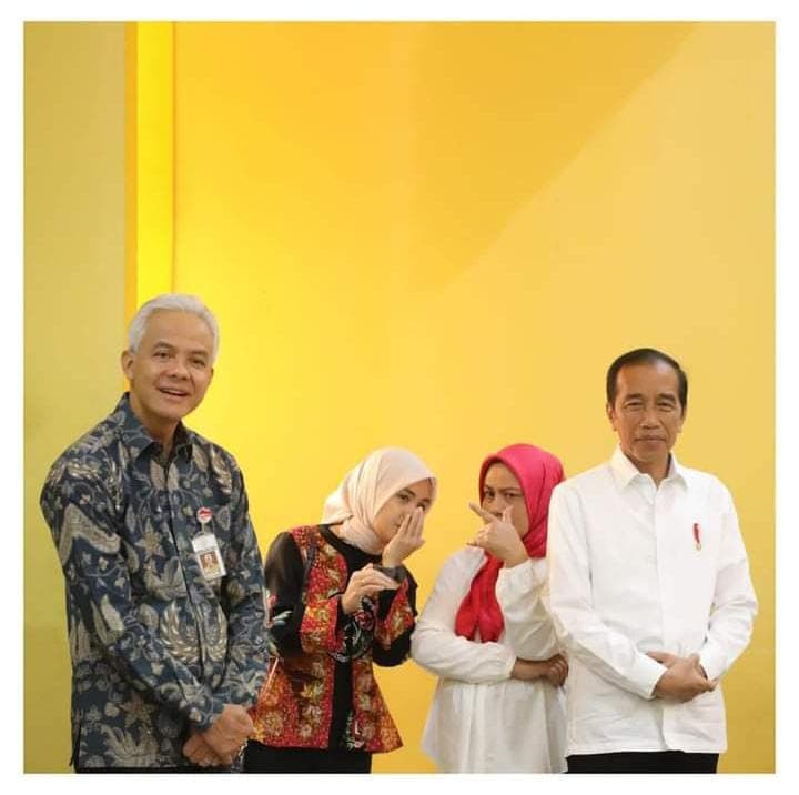 Momen Lucu Iriana dan Atikoh Bisik-bisik di Belakang Suami