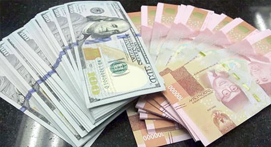 Terus Melemah, Rupiah Ditutup Nyaris 16.000