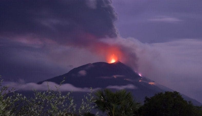 PVMBG Catat 464 Kali Erupsi Gunung Ile Lewotolok Selama November 2023
