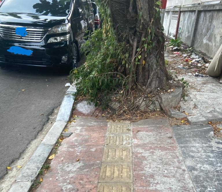 Si Jalur Kuning Tak Jauh dari Stasiun BNI City Tabrak Pohon dan Tiang Listrik