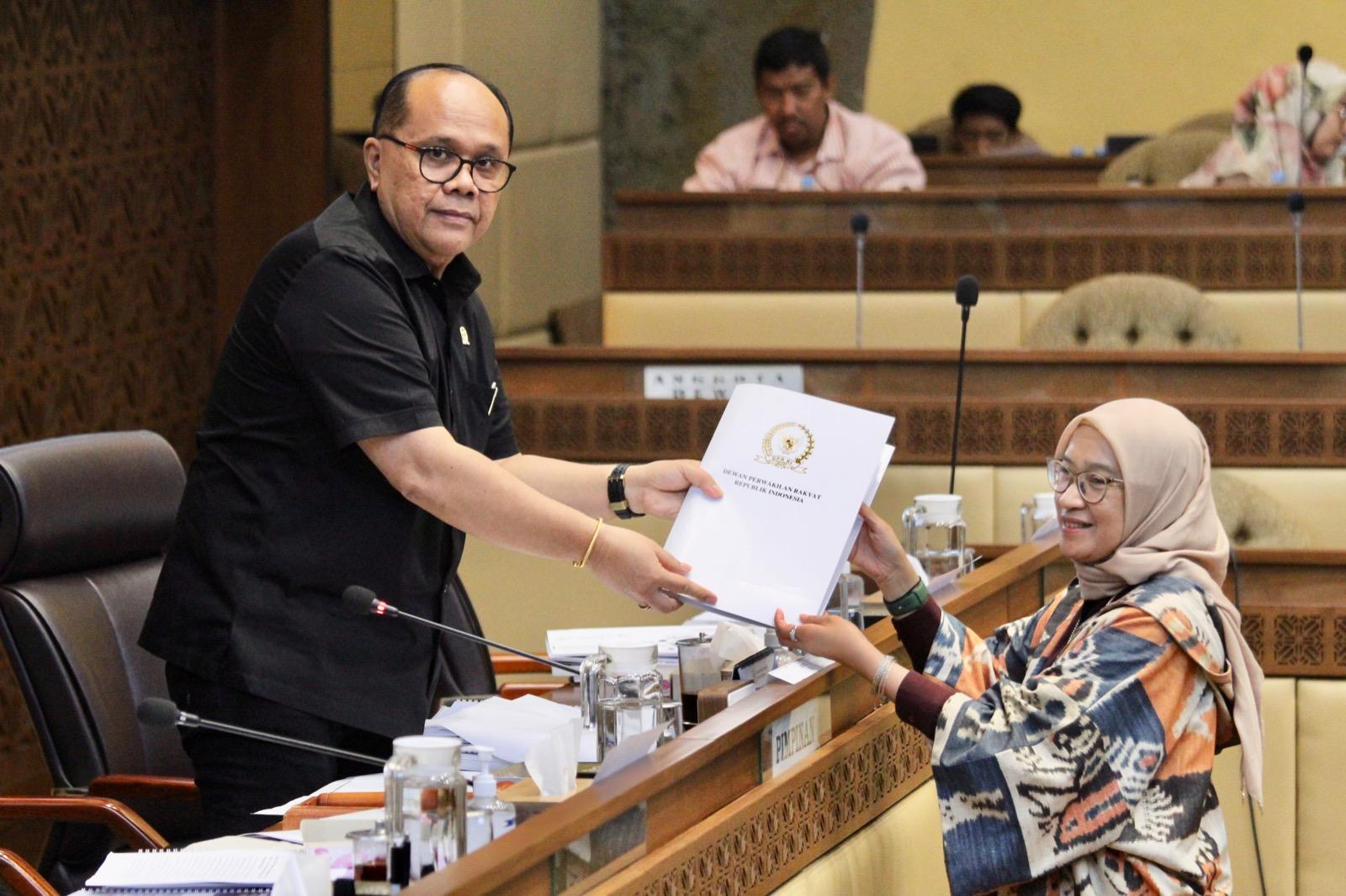 Junimart Girsang Berikan 3 Juta Data Honorer untuk Diangkat Menjadi PPPK kepada Mentri PAN RB