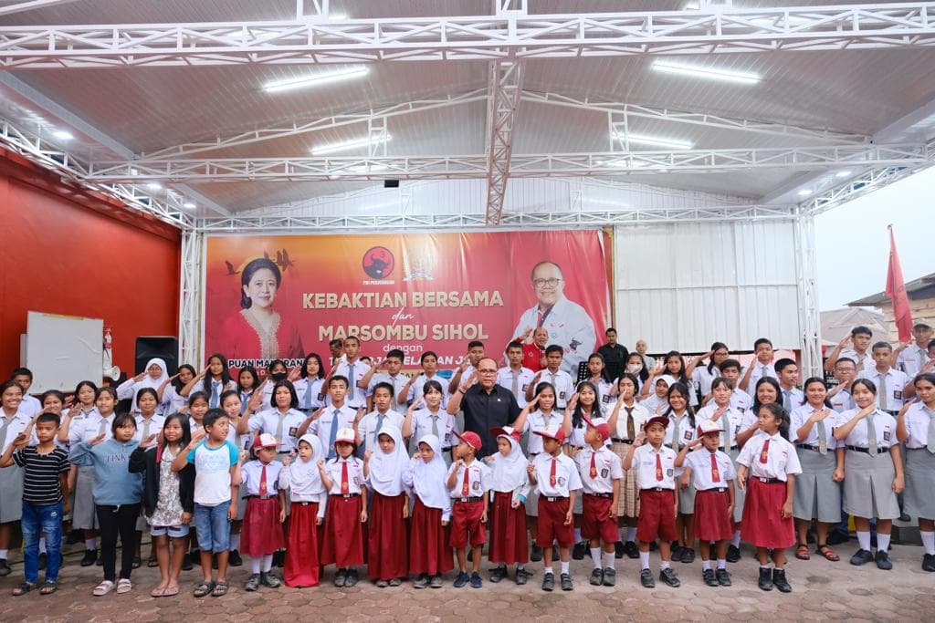 Tekan Angka Putus Sekolah, Junimart Girsang Kembali Salurkan Ratusan Beasiswa