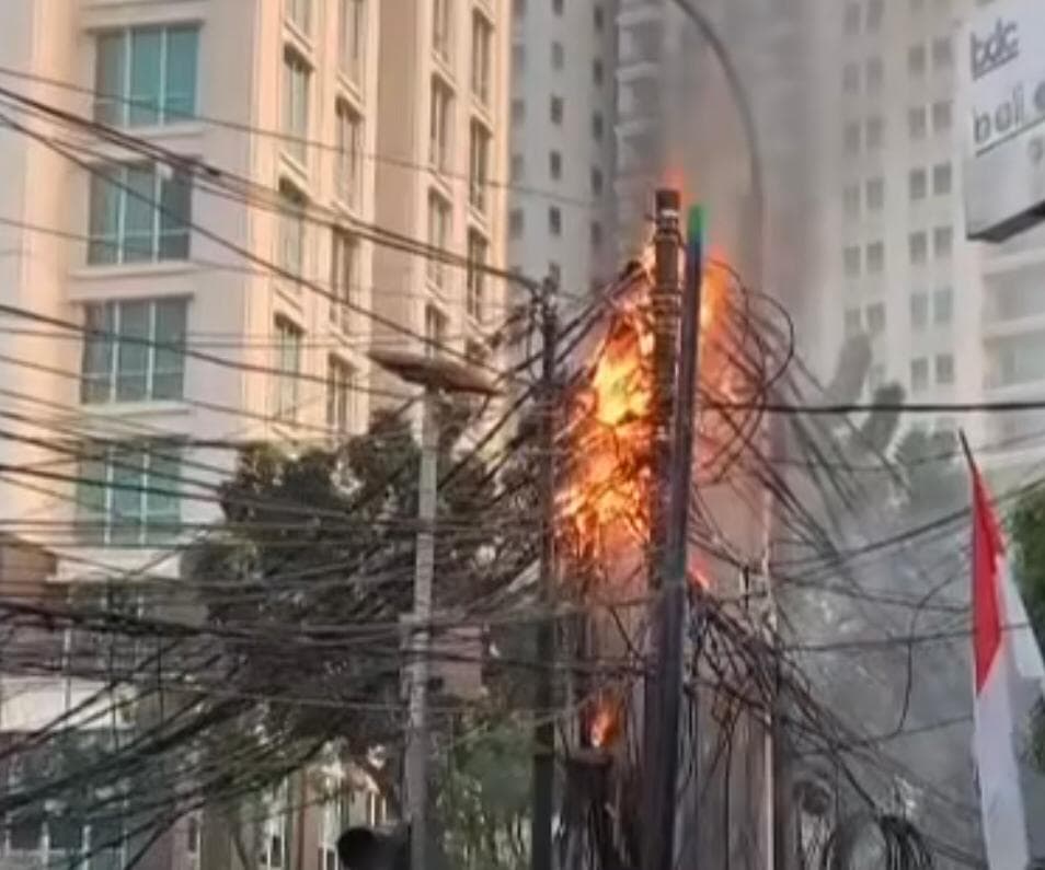 Kabel Semrawut di Jalan Pakubowono Jaksel Terbakar