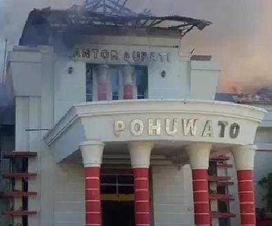 Kantor Bupati Pohuwato Dibakar Pendemo Tambang Emas Bikin Rugi Rp 12 Miliar