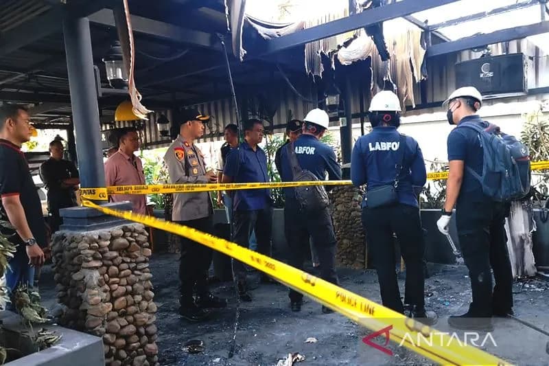 Puslabfor Polri Angkut Sejumlah Barang Penting dari K-Link Jakarta