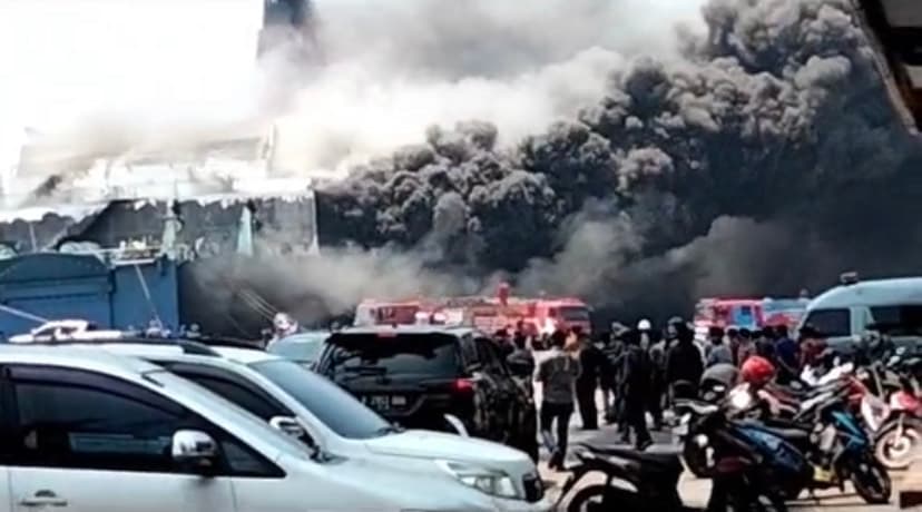 Kebakaran Kapal di Merak: Asap Tebal Masih Membumbung