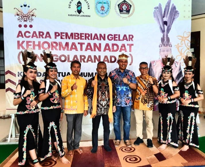 Ketum PWI Pusat Digelari Omas Pena Setia Jaya Lewat Penggolaran Adat Dayak